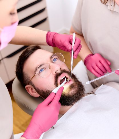 Parodontologie Gesundes Zahnfleisch ist die Basis für stabile Zähne und ein gutes Gefühl. Mit gezielten und schonenden Behandlungen schützen wir Ihre Mundgesundheit langfristig und effektiv.